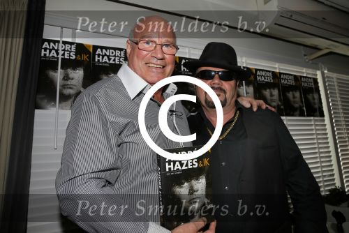 Vinkeveen 9 september 2014
Presentatie Andre Hazes boek geschreven door Jos v Zoelen. Eerste boek wordt uitgerekt door Andy v d Meyde in de plashoeve.