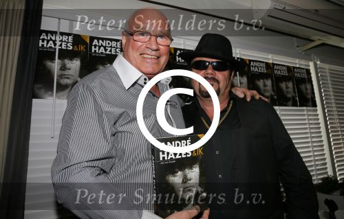 Vinkeveen 9 september 2014
Presentatie Andre Hazes boek geschreven door Jos v Zoelen. Eerste boek wordt uitgerekt door Andy v d Meyde in de plashoeve.