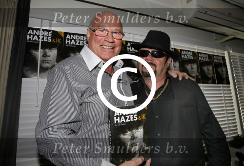 Vinkeveen 9 september 2014
Presentatie Andre Hazes boek geschreven door Jos v Zoelen. Eerste boek wordt uitgerekt door Andy v d Meyde in de plashoeve.