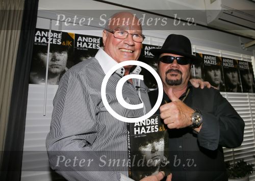 Vinkeveen 9 september 2014
Presentatie Andre Hazes boek geschreven door Jos v Zoelen. Eerste boek wordt uitgerekt door Andy v d Meyde in de plashoeve.