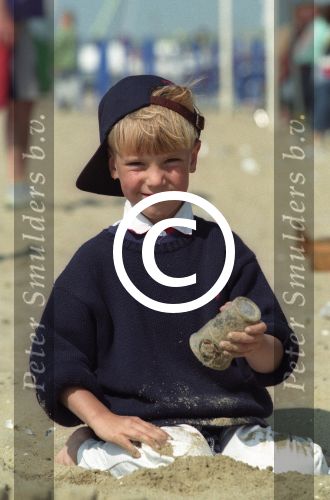 Texel, 14 Juni 1997
Opening Golfbaan Texel
Guus Hiddink springt met parachute voor de opening.
Foto Peter Smulders