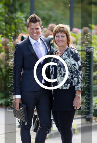 Amstelveen 15 september 2014
Patty Brard en Antoine van de Vijver trouwen bij restaurant aan de Poel in Amstelveen. Ze kwamen er met een boot aanvaren.