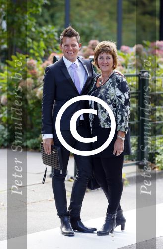 Amstelveen 15 september 2014
Patty Brard en Antoine van de Vijver trouwen bij restaurant aan de Poel in Amstelveen. Ze kwamen er met een boot aanvaren.