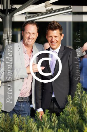 Amstelveen 15 september 2014
Patty Brard en Antoine van de Vijver trouwen bij restaurant aan de Poel in Amstelveen. Ze kwamen er met een boot aanvaren.