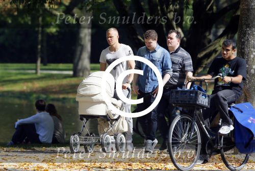 Amsterdam 15 september 2014
 Kolbeinn Sigthorsson achter de kinderwagen in het vondelpark met vrienden en zijn vriendin
