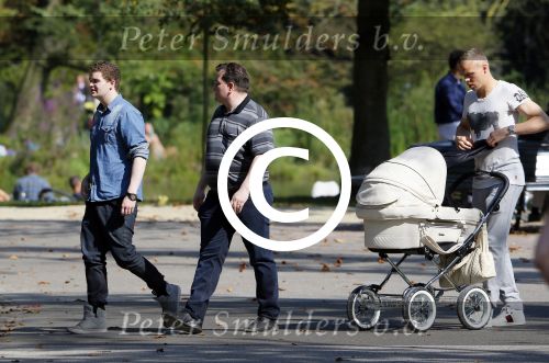 Amsterdam 15 september 2014
 Kolbeinn Sigthorsson achter de kinderwagen in het vondelpark met vrienden en zijn vriendin