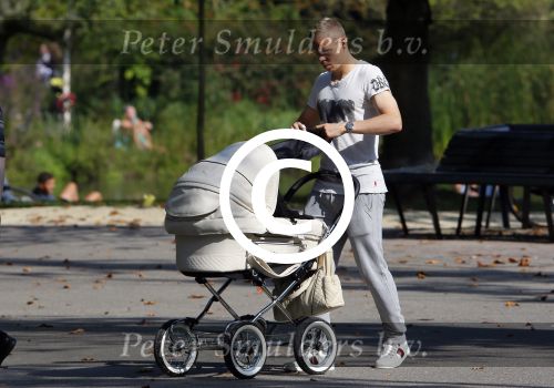 Amsterdam 15 september 2014
 Kolbeinn Sigthorsson achter de kinderwagen in het vondelpark met vrienden en zijn vriendin