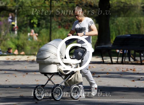 Amsterdam 15 september 2014
 Kolbeinn Sigthorsson achter de kinderwagen in het vondelpark met vrienden en zijn vriendin