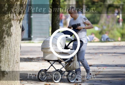 Amsterdam 15 september 2014
 Kolbeinn Sigthorsson achter de kinderwagen in het vondelpark met vrienden en zijn vriendin