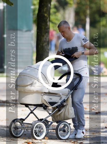 Amsterdam 15 september 2014
 Kolbeinn Sigthorsson achter de kinderwagen in het vondelpark met vrienden en zijn vriendin