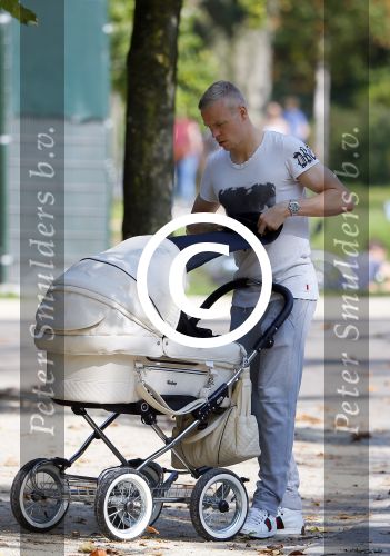 Amsterdam 15 september 2014
 Kolbeinn Sigthorsson achter de kinderwagen in het vondelpark met vrienden en zijn vriendin