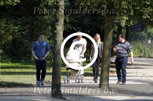 Amsterdam 15 september 2014
 Kolbeinn Sigthorsson achter de kinderwagen in het vondelpark met vrienden en zijn vriendin