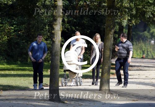 Amsterdam 15 september 2014
 Kolbeinn Sigthorsson achter de kinderwagen in het vondelpark met vrienden en zijn vriendin