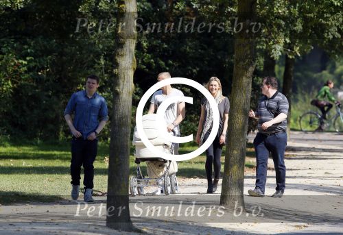 Amsterdam 15 september 2014
 Kolbeinn Sigthorsson achter de kinderwagen in het vondelpark met vrienden en zijn vriendin