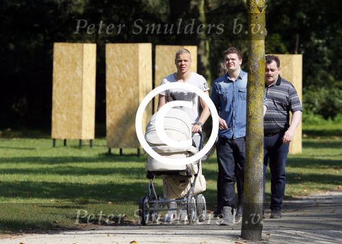 Amsterdam 15 september 2014
 Kolbeinn Sigthorsson achter de kinderwagen in het vondelpark met vrienden en zijn vriendin