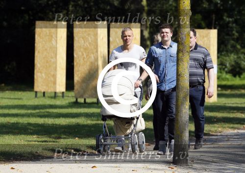 Amsterdam 15 september 2014
 Kolbeinn Sigthorsson achter de kinderwagen in het vondelpark met vrienden en zijn vriendin