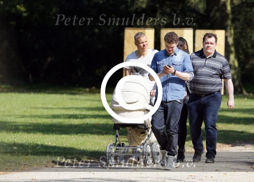 Amsterdam 15 september 2014
 Kolbeinn Sigthorsson achter de kinderwagen in het vondelpark met vrienden en zijn vriendin
