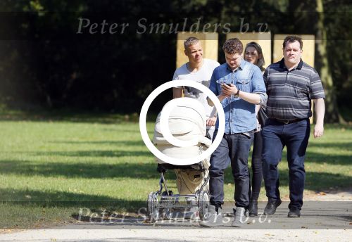 Amsterdam 15 september 2014
 Kolbeinn Sigthorsson achter de kinderwagen in het vondelpark met vrienden en zijn vriendin