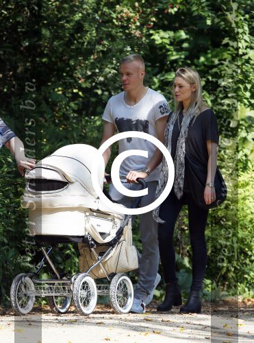 Amsterdam 15 september 2014
 Kolbeinn Sigthorsson achter de kinderwagen in het vondelpark met vrienden en zijn vriendin