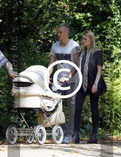 Amsterdam 15 september 2014
 Kolbeinn Sigthorsson achter de kinderwagen in het vondelpark met vrienden en zijn vriendin