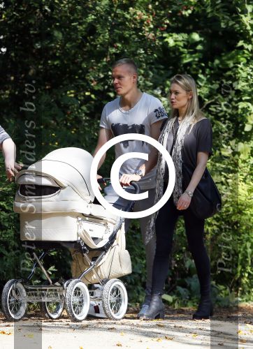 Amsterdam 15 september 2014
 Kolbeinn Sigthorsson achter de kinderwagen in het vondelpark met vrienden en zijn vriendin