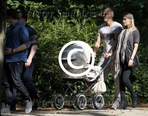 Amsterdam 15 september 2014
 Kolbeinn Sigthorsson achter de kinderwagen in het vondelpark met vrienden en zijn vriendin