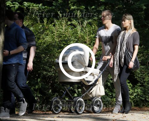 Amsterdam 15 september 2014
 Kolbeinn Sigthorsson achter de kinderwagen in het vondelpark met vrienden en zijn vriendin