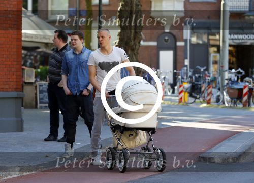 Amsterdam 15 september 2014
 Kolbeinn Sigthorsson achter de kinderwagen in het vondelpark met vrienden en zijn vriendin