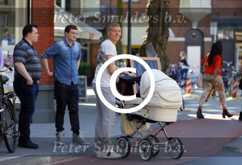 Amsterdam 15 september 2014
 Kolbeinn Sigthorsson achter de kinderwagen in het vondelpark met vrienden en zijn vriendin