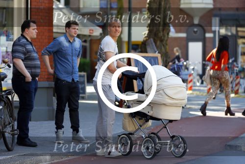 Amsterdam 15 september 2014
 Kolbeinn Sigthorsson achter de kinderwagen in het vondelpark met vrienden en zijn vriendin