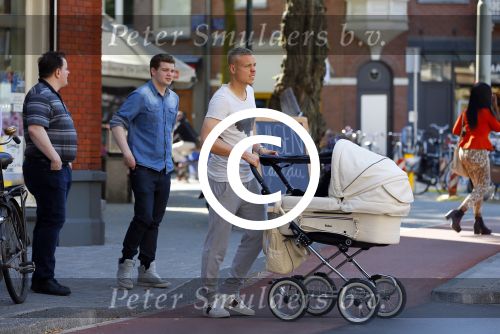 Amsterdam 15 september 2014
 Kolbeinn Sigthorsson achter de kinderwagen in het vondelpark met vrienden en zijn vriendin