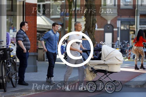 Amsterdam 15 september 2014
 Kolbeinn Sigthorsson achter de kinderwagen in het vondelpark met vrienden en zijn vriendin