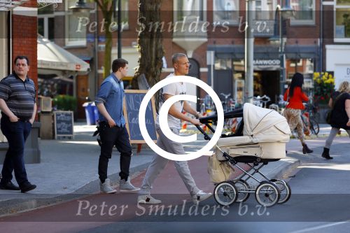 Amsterdam 15 september 2014
 Kolbeinn Sigthorsson achter de kinderwagen in het vondelpark met vrienden en zijn vriendin
