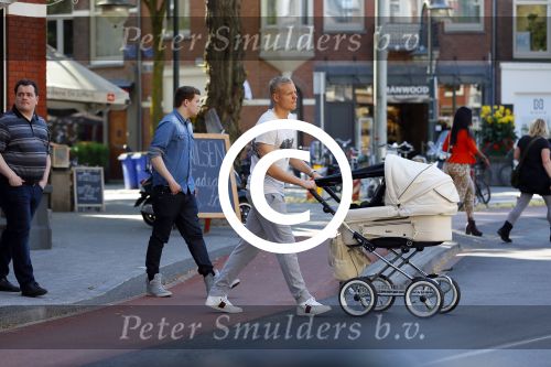 Amsterdam 15 september 2014
 Kolbeinn Sigthorsson achter de kinderwagen in het vondelpark met vrienden en zijn vriendin
