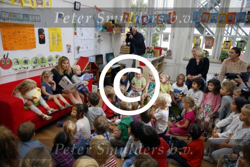 Amsterdam 9 september 2014
Lieke v Lexmond leest voor uit woeze; en pip op basisschool in Amsterdam.
Lieke is hoogzwanger.