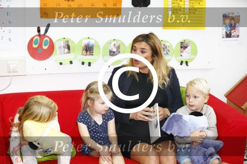 Amsterdam 9 september 2014
Lieke v Lexmond leest voor uit woeze; en pip op basisschool in Amsterdam.
Lieke is hoogzwanger.