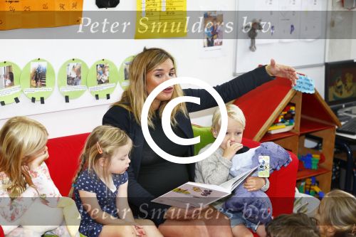 Amsterdam 9 september 2014
Lieke v Lexmond leest voor uit woeze; en pip op basisschool in Amsterdam.
Lieke is hoogzwanger.