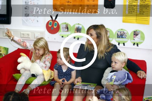 Amsterdam 9 september 2014
Lieke v Lexmond leest voor uit woeze; en pip op basisschool in Amsterdam.
Lieke is hoogzwanger.