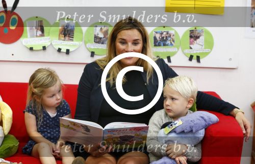 Amsterdam 9 september 2014
Lieke v Lexmond leest voor uit woeze; en pip op basisschool in Amsterdam.
Lieke is hoogzwanger.