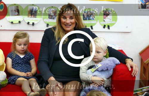 Amsterdam 9 september 2014
Lieke v Lexmond leest voor uit woeze; en pip op basisschool in Amsterdam.
Lieke is hoogzwanger.