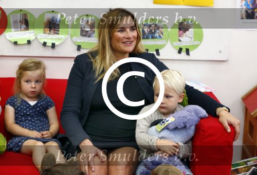 Amsterdam 9 september 2014
Lieke v Lexmond leest voor uit woeze; en pip op basisschool in Amsterdam.
Lieke is hoogzwanger.