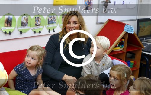 Amsterdam 9 september 2014
Lieke v Lexmond leest voor uit woeze; en pip op basisschool in Amsterdam.
Lieke is hoogzwanger.
