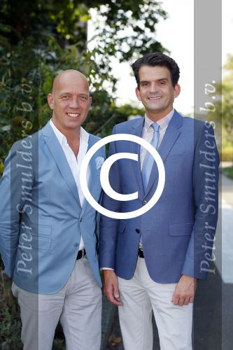 Amstelveen 15 september 2014
Patty Brard en Antoine van de Vijver trouwen bij restaurant aan de Poel in Amstelveen. Ze kwamen er met een boot aanvaren.