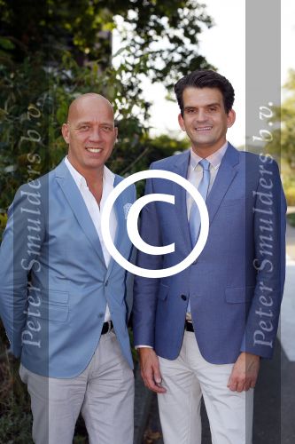 Amstelveen 15 september 2014
Patty Brard en Antoine van de Vijver trouwen bij restaurant aan de Poel in Amstelveen. Ze kwamen er met een boot aanvaren.