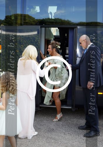 Amstelveen 15 september 2014
Patty Brard en Antoine van de Vijver trouwen bij restaurant aan de Poel in Amstelveen. Ze kwamen er met een boot aanvaren.