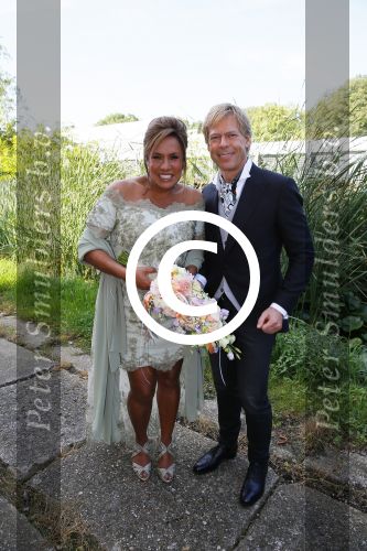 Amstelveen 15 september 2014
Patty Brard en Antoine van de Vijver trouwen bij restaurant aan de Poel in Amstelveen. Ze kwamen er met een boot aanvaren.