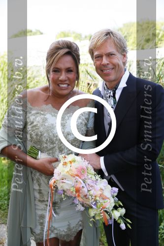 Amstelveen 15 september 2014
Patty Brard en Antoine van de Vijver trouwen bij restaurant aan de Poel in Amstelveen. Ze kwamen er met een boot aanvaren.