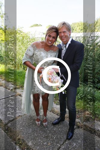 Amstelveen 15 september 2014
Patty Brard en Antoine van de Vijver trouwen bij restaurant aan de Poel in Amstelveen. Ze kwamen er met een boot aanvaren.
