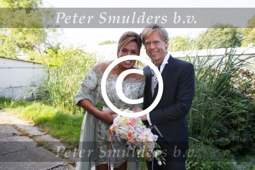 Amstelveen 15 september 2014
Patty Brard en Antoine van de Vijver trouwen bij restaurant aan de Poel in Amstelveen. Ze kwamen er met een boot aanvaren.