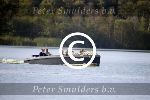 Amstelveen 15 september 2014
Patty Brard en Antoine van de Vijver trouwen bij restaurant aan de Poel in Amstelveen. Ze kwamen er met een boot aanvaren.